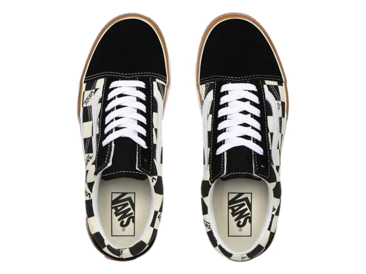 Tenis Vans Old Skool Stacked con diseño de cuadros blanco y negro y suela de plataforma blanca.