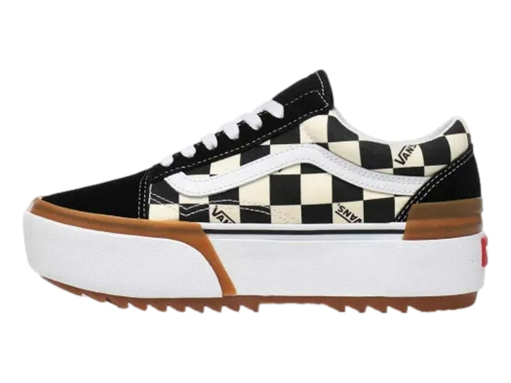 Tenis Vans Old Skool Stacked con diseño de cuadros blanco y negro y suela de plataforma blanca.
