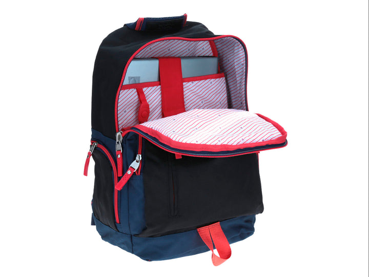 Mochila escolar Chenson color azul marino con detalles y cierres en color rojo.