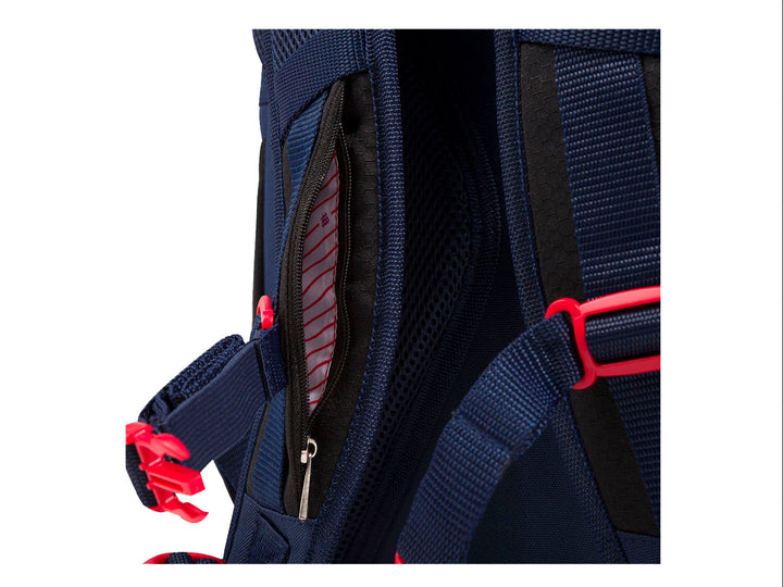 Mochila escolar Chenson color azul marino con detalles y cierres en color rojo.