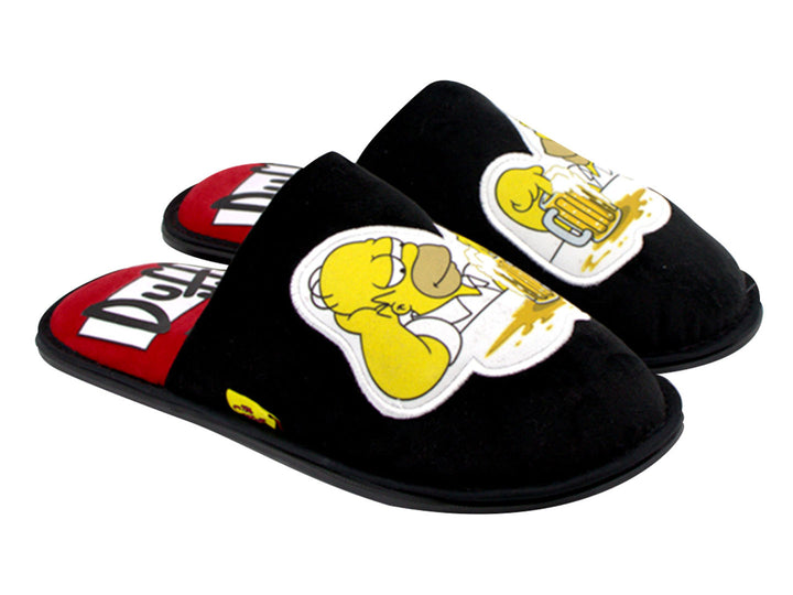 Par de pantuflas negras con plantillas rojas y diseño de Homero Simpson y cerveza Duff.