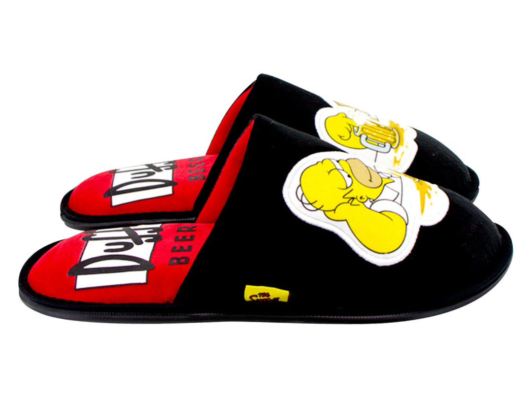 Par de pantuflas negras con plantillas rojas y diseño de Homero Simpson y cerveza Duff.