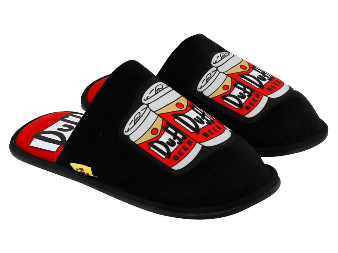 Par de pantuflas negras con estampado de latas de cerveza Duff en color rojo y blanco.