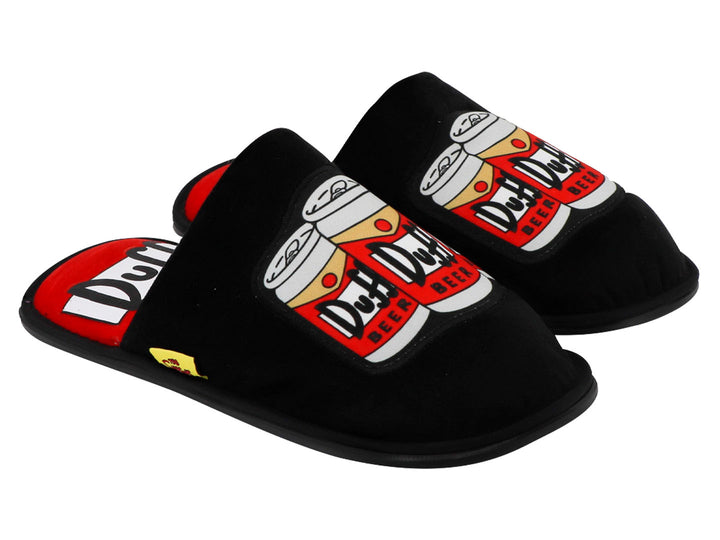 Par de pantuflas negras con estampado de latas de cerveza Duff en color rojo y blanco.