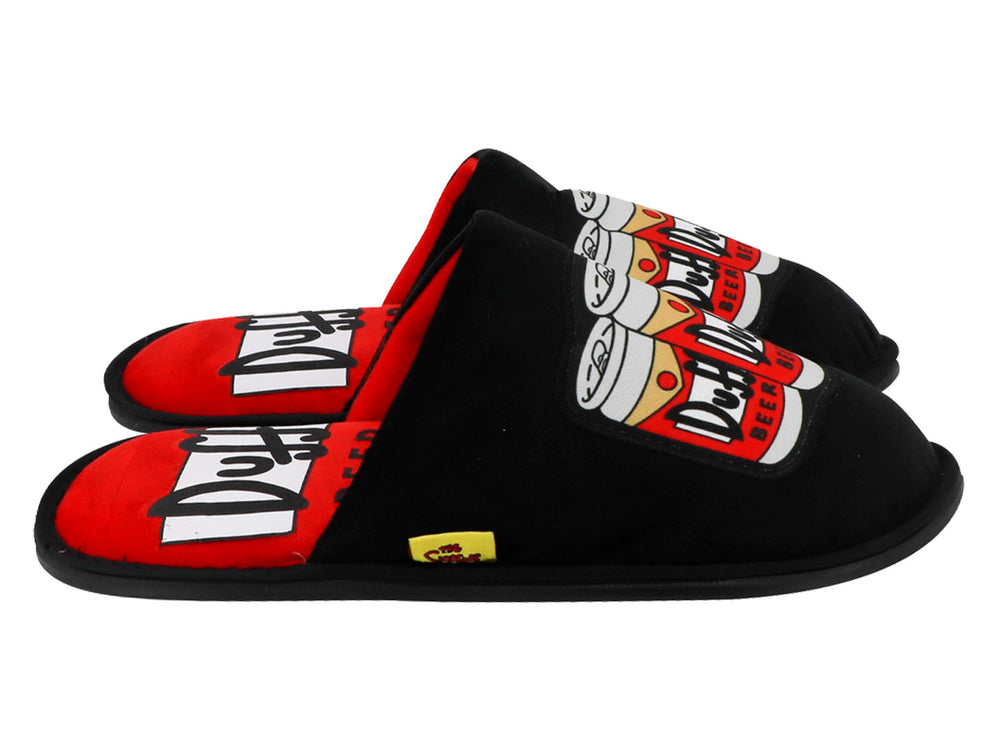 Par de pantuflas negras con estampado de latas de cerveza Duff en color rojo y blanco.