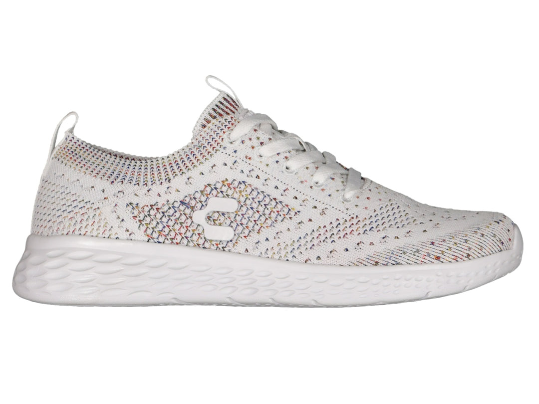 Tenis deportivos Charly blancos con tejido multicolor y suela blanca texturizada.