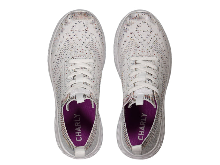 Tenis deportivos Charly blancos con tejido multicolor y suela blanca texturizada.