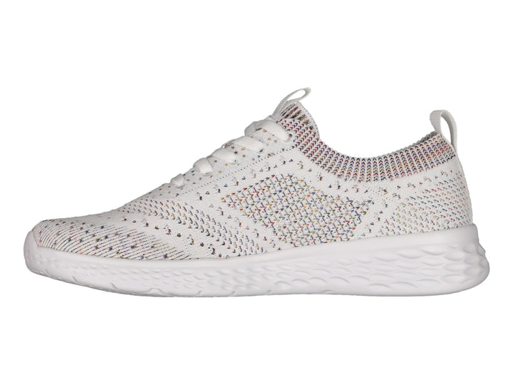 Tenis deportivos Charly blancos con tejido multicolor y suela blanca texturizada.