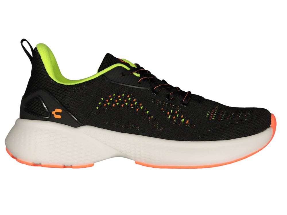 Tenis deportivos Charly en color negro con suela blanca y detalles en verde lima y naranja.