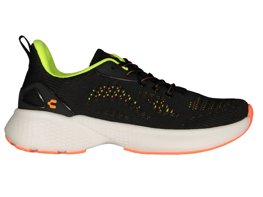 Tenis deportivos Charly en color negro con suela blanca y detalles en verde lima y naranja.
