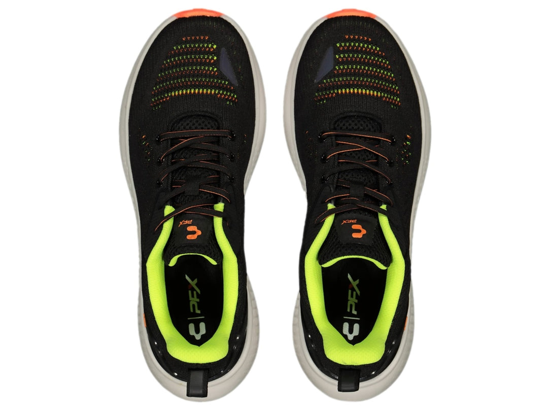 Tenis deportivos Charly en color negro con suela blanca y detalles en verde lima y naranja.