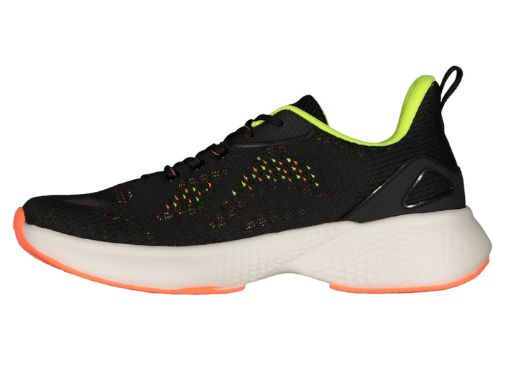Tenis deportivos Charly en color negro con suela blanca y detalles en verde lima y naranja.