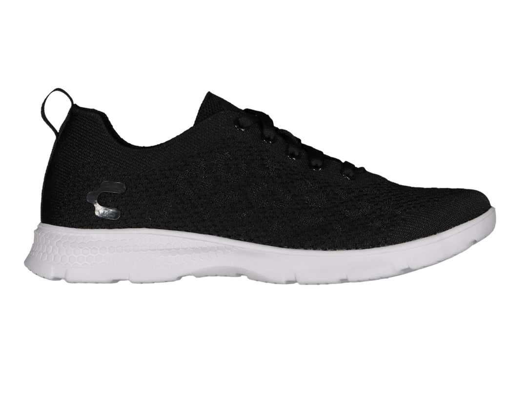 Tenis deportivos Charly de color negro con suela blanca y tejido transpirable.