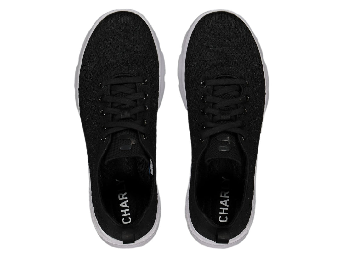 Tenis deportivos Charly de color negro con suela blanca y tejido transpirable.