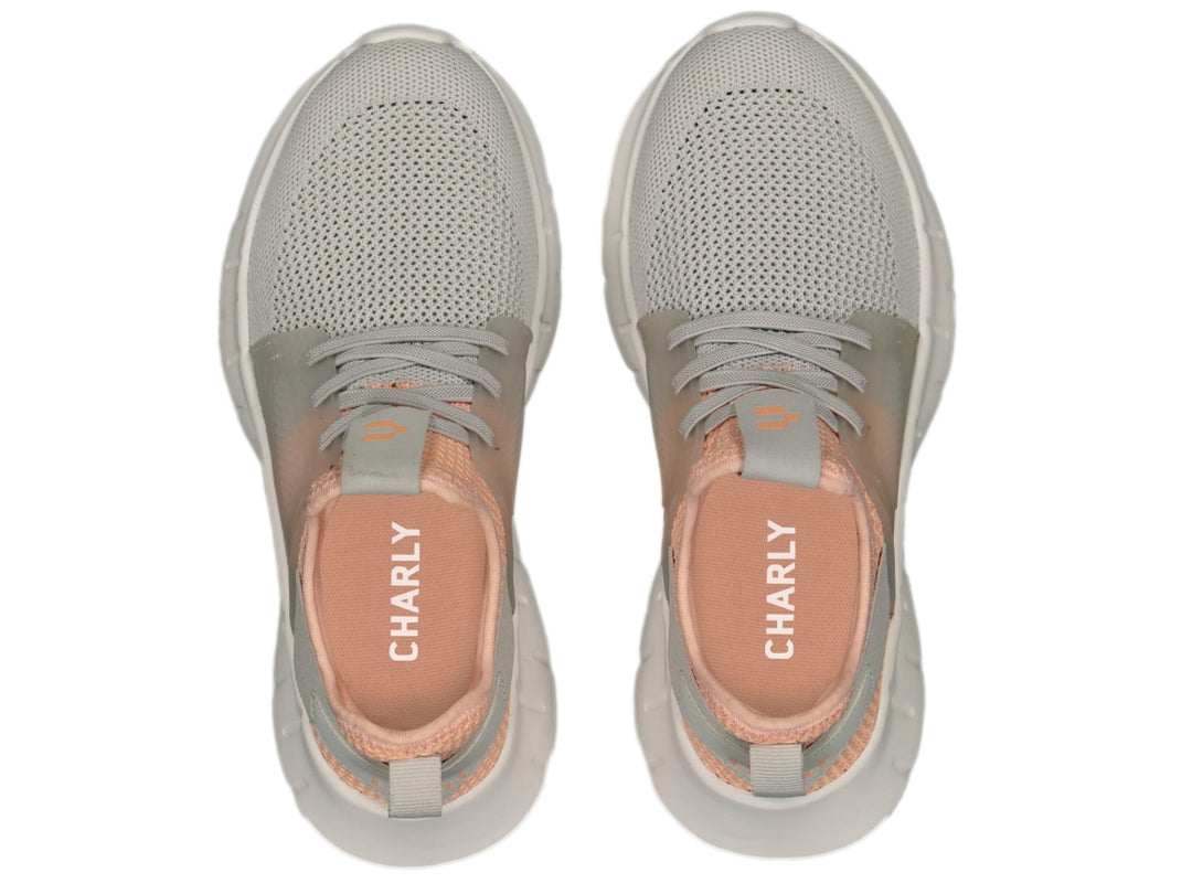 Tenis deportivos Charly en colores coral y gris con suela blanca y tejido de malla.