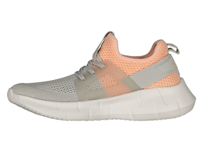 Tenis deportivos Charly en colores coral y gris con suela blanca y tejido de malla.