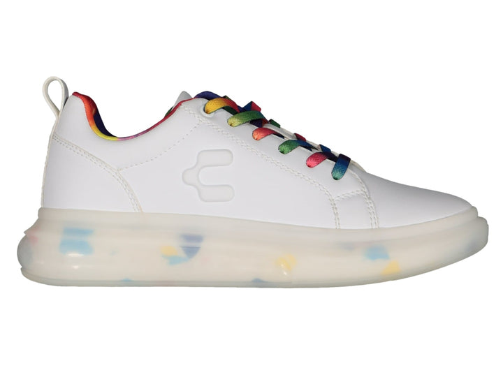Tenis blancos Charly con agujetas y forro multicolor y suela translúcida.