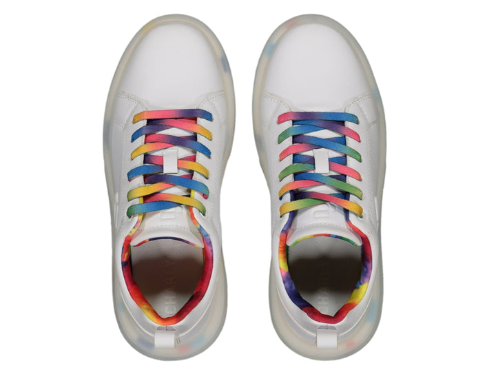 Tenis blancos Charly con agujetas y forro multicolor y suela translúcida.