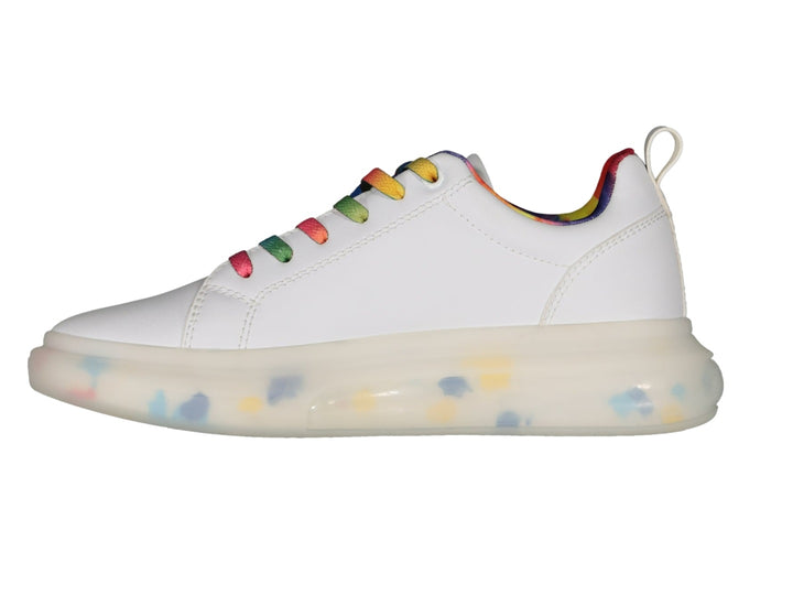 Tenis blancos Charly con agujetas y forro multicolor y suela translúcida.