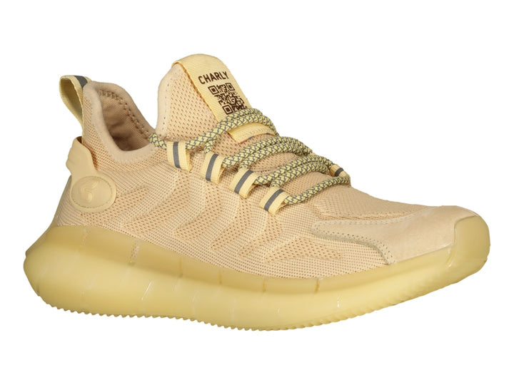 Tenis deportivos Charly color amarillo con tejido de malla y suela gruesa.