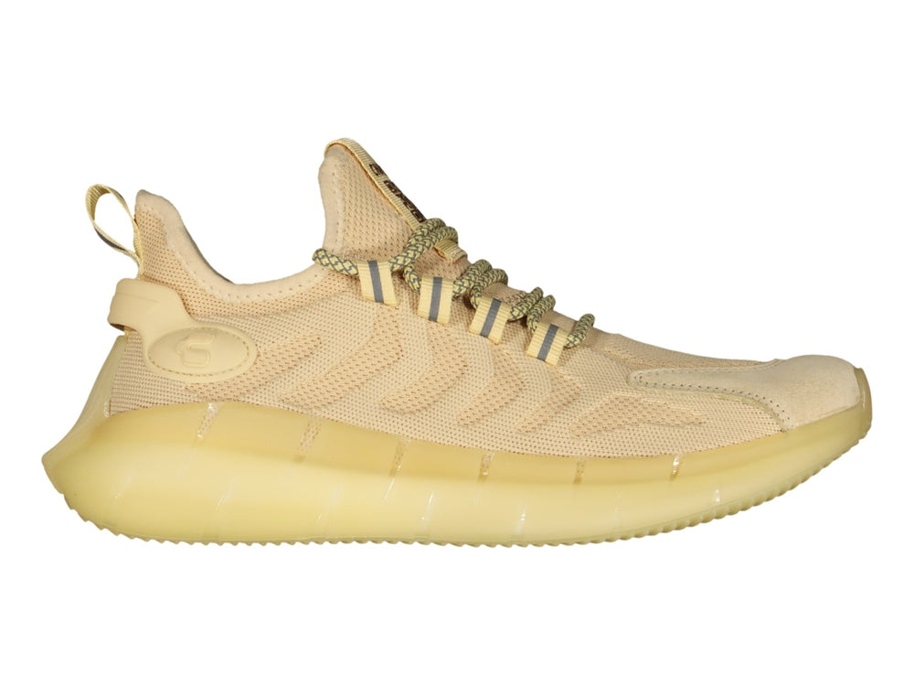 Tenis deportivos Charly color amarillo con tejido de malla y suela gruesa.