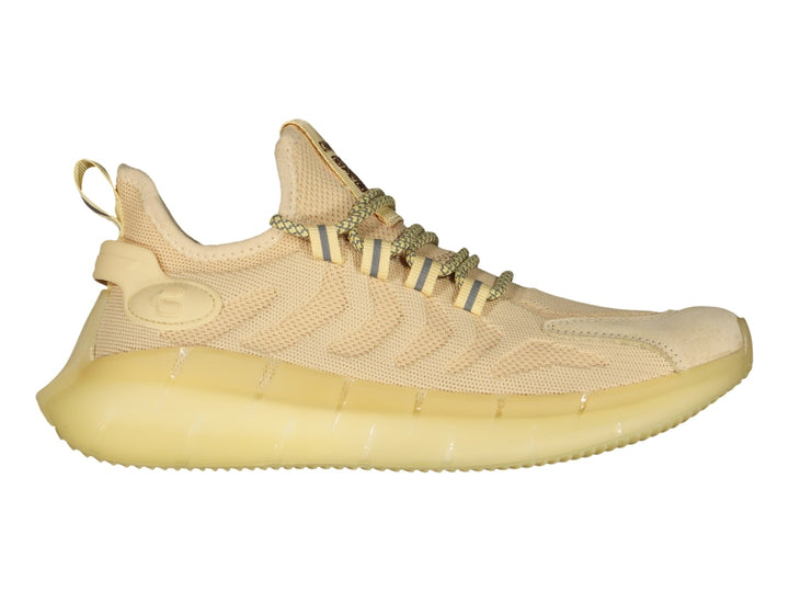 Tenis deportivos Charly color amarillo con tejido de malla y suela gruesa.