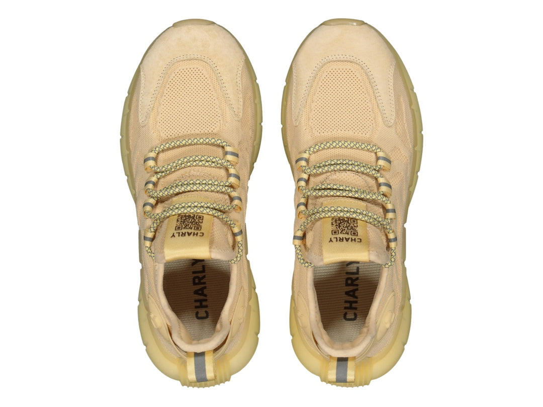 Tenis deportivos Charly color amarillo con tejido de malla y suela gruesa.