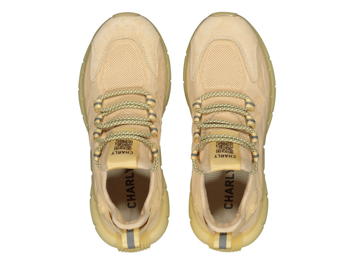 Tenis deportivos Charly color amarillo con tejido de malla y suela gruesa.