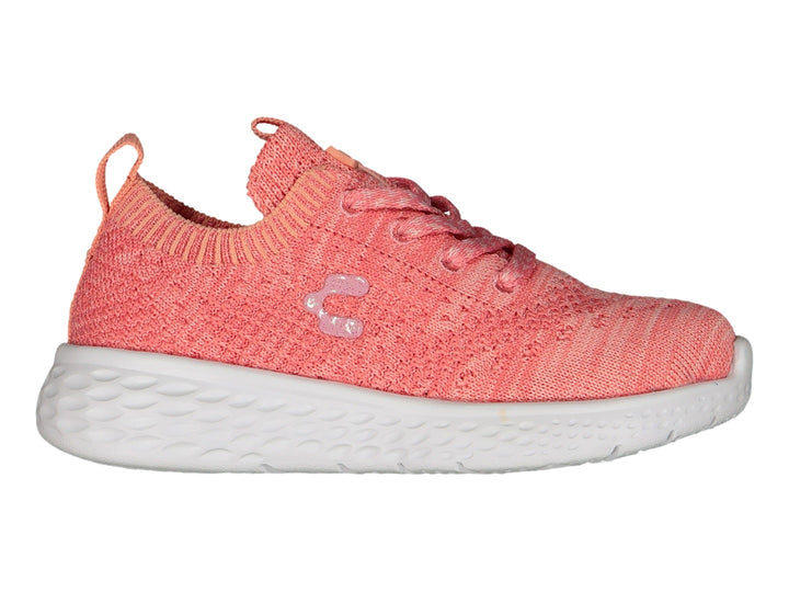 Tenis deportivos Charly en color coral con suela blanca y tejido transpirable.