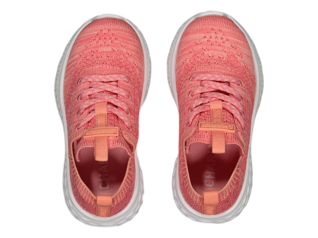 Tenis deportivos Charly en color coral con suela blanca y tejido transpirable.