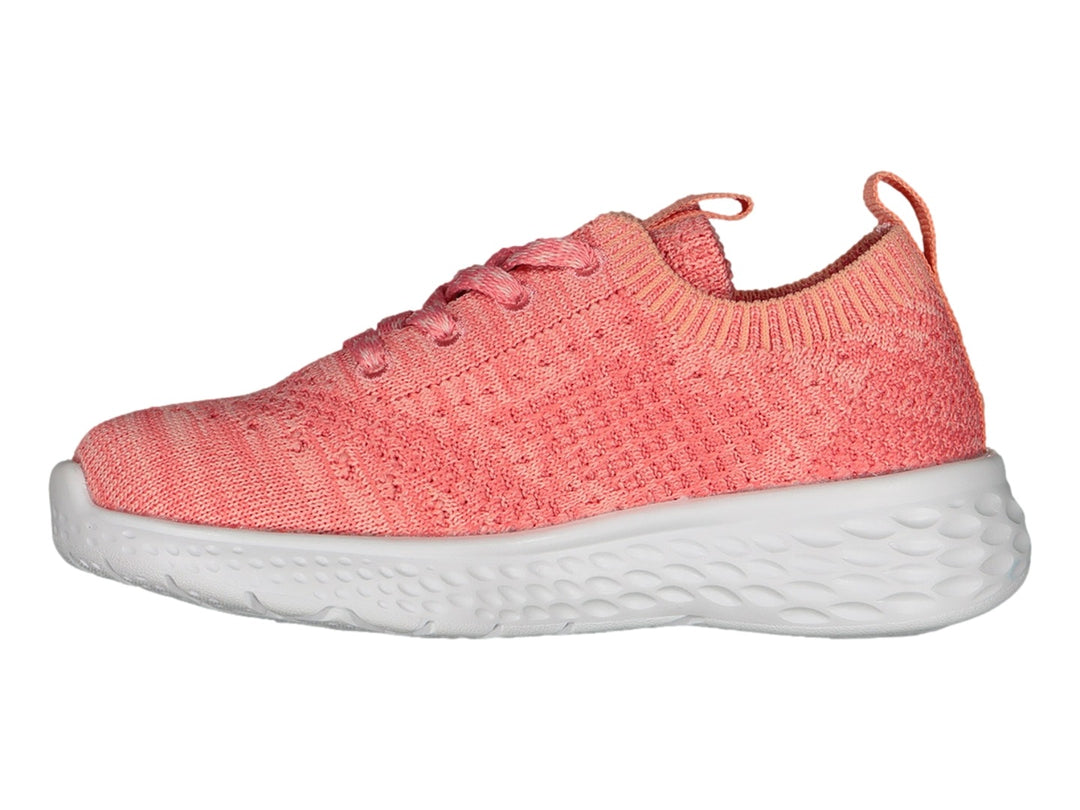 Tenis deportivos Charly en color coral con suela blanca y tejido transpirable.