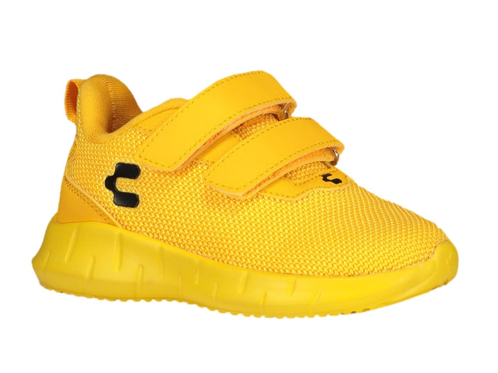Tenis deportivos Charly para niño en color amarillo brillante con cierre de velcro y suela a juego.