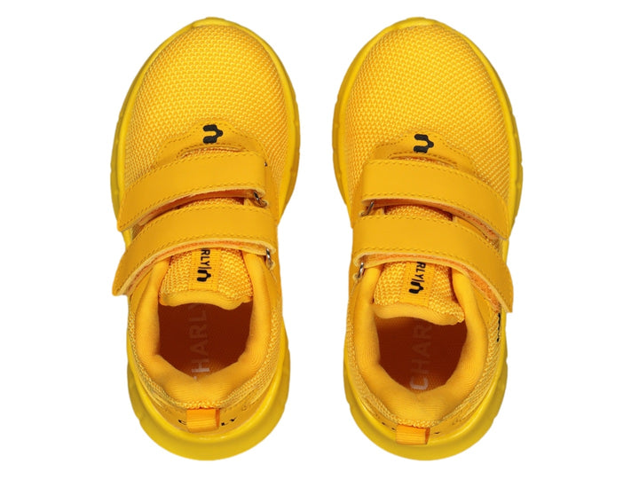 Tenis deportivos Charly para niño en color amarillo brillante con cierre de velcro y suela a juego.