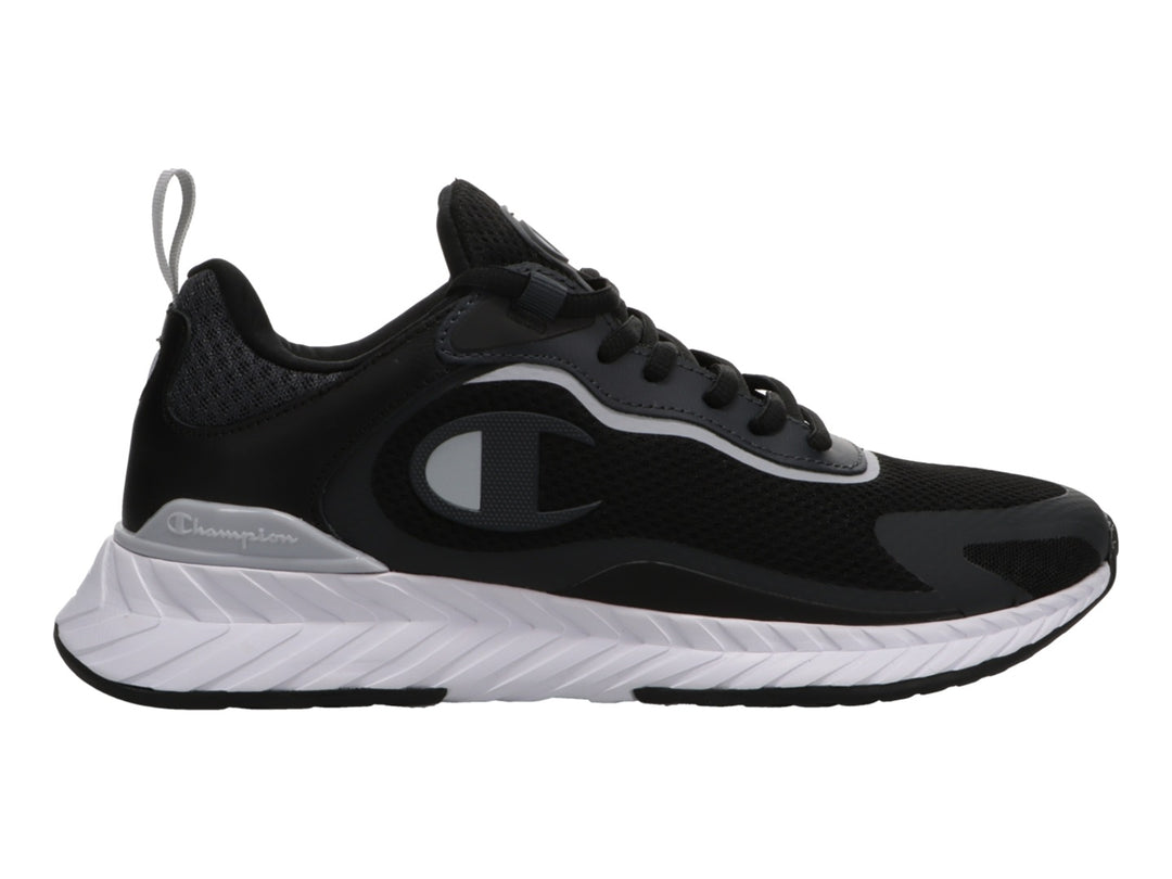 Tenis deportivos Champion color negro con suela blanca y detalles en gris.