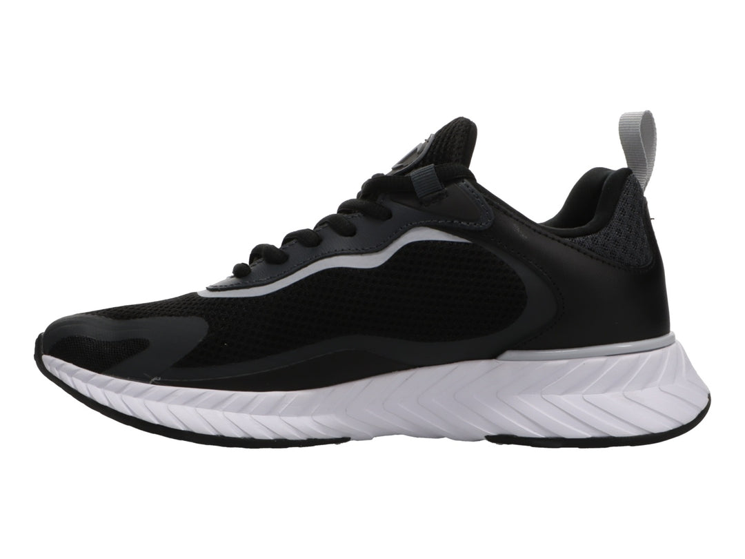 Tenis deportivos Champion color negro con suela blanca y detalles en gris.