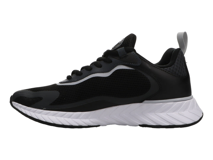 Tenis deportivos Champion color negro con suela blanca y detalles en gris.