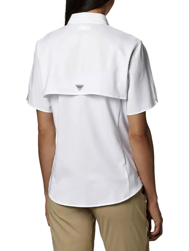 Vista posterior de camisa Columbia PFG Tamiami II de manga corta en color blanco para mujer.
