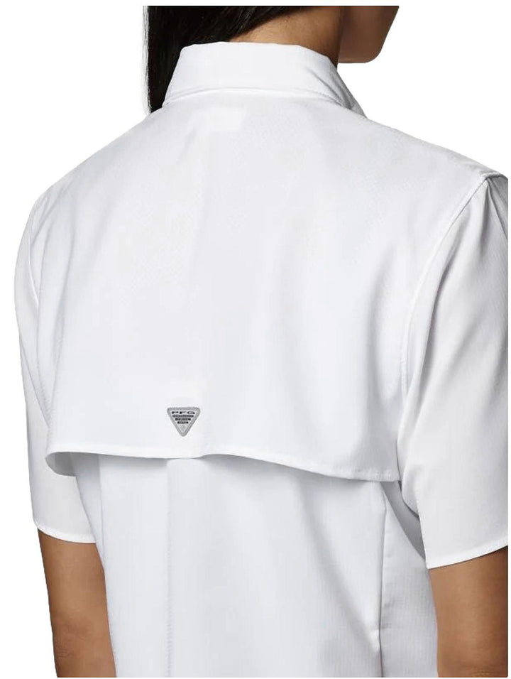 Vista posterior de camisa Columbia PFG Tamiami II de manga corta en color blanco para mujer.