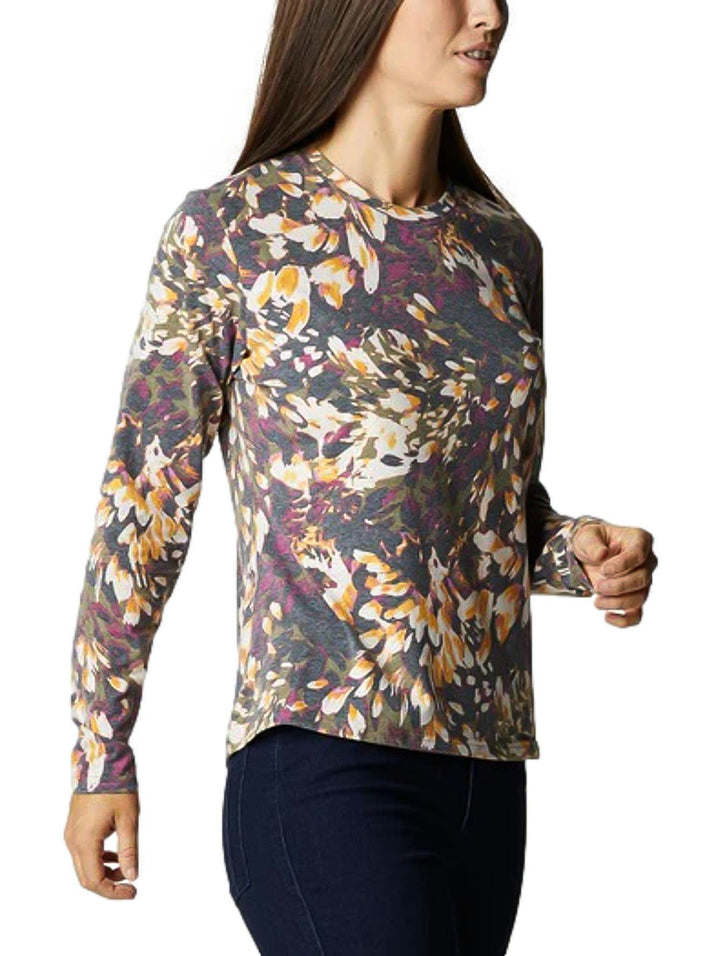 Camiseta Columbia de manga larga con estampado multicolor en tonos verdes, amarillos y morados.