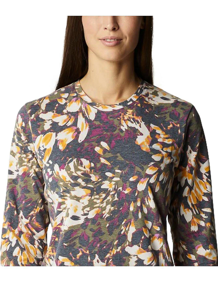 Camiseta Columbia de manga larga con estampado multicolor en tonos verdes, amarillos y morados.