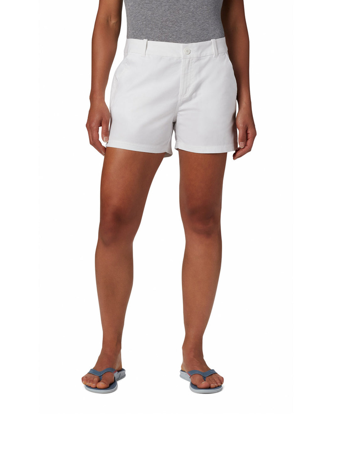 Mujer vistiendo shorts deportivos Columbia de color blanco, corte corto y ajuste cómodo.