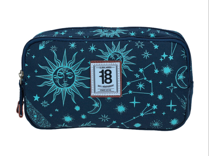 Lapicera azul marino con estampado de sol, luna y estrellas en azul claro y cierre marrón.