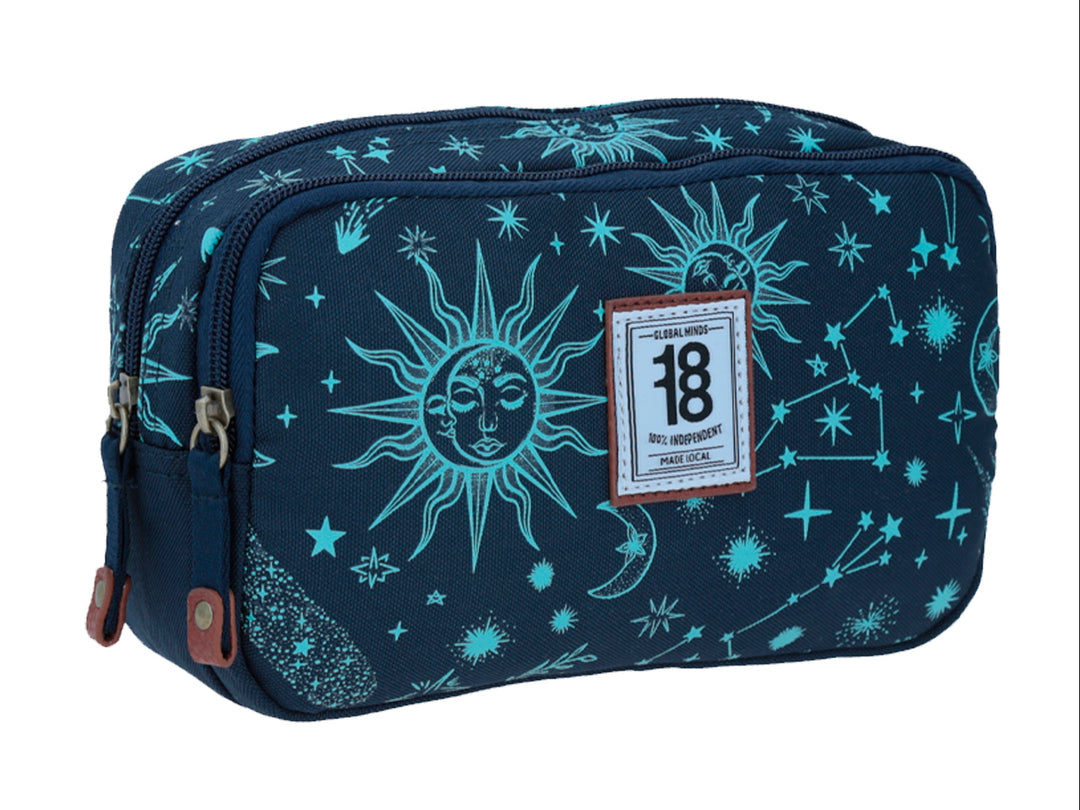 Lapicera azul marino con estampado de sol, luna y estrellas en azul claro y cierre marrón.