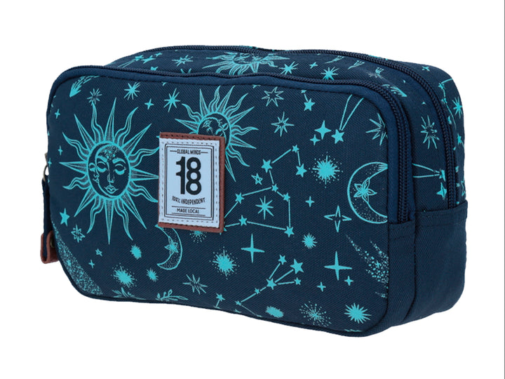 Lapicera azul marino con estampado de sol, luna y estrellas en azul claro y cierre marrón.