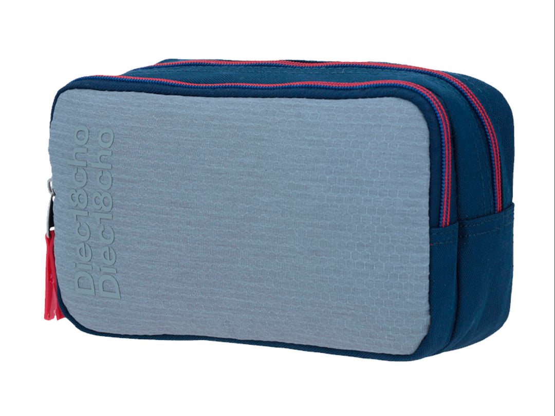 Lapicera Chenson de color gris con detalles en azul y rosa, forma rectangular y cierre superior.