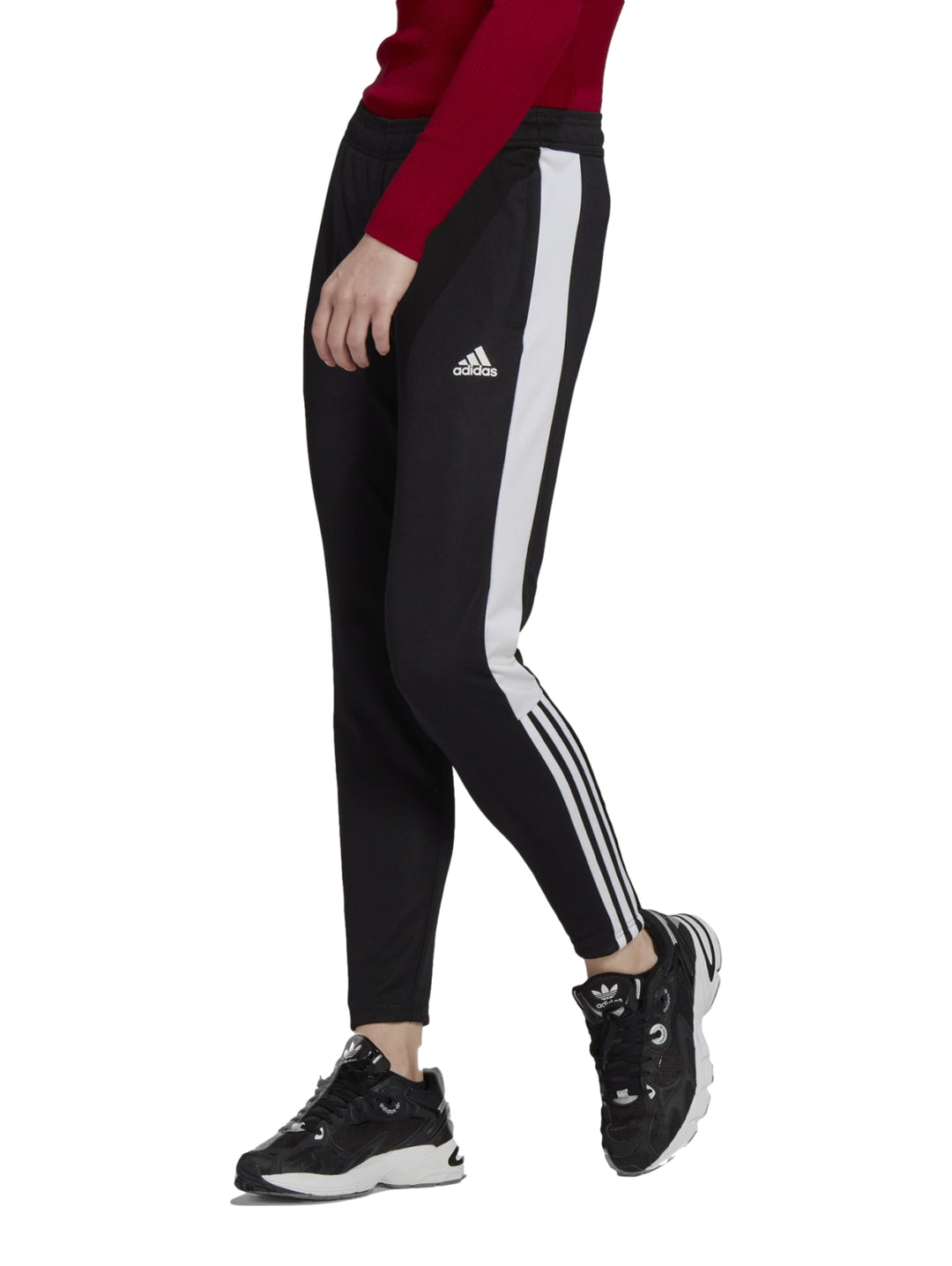 Pantalones deportivos Adidas color negro con tres franjas blancas laterales y corte ajustado.