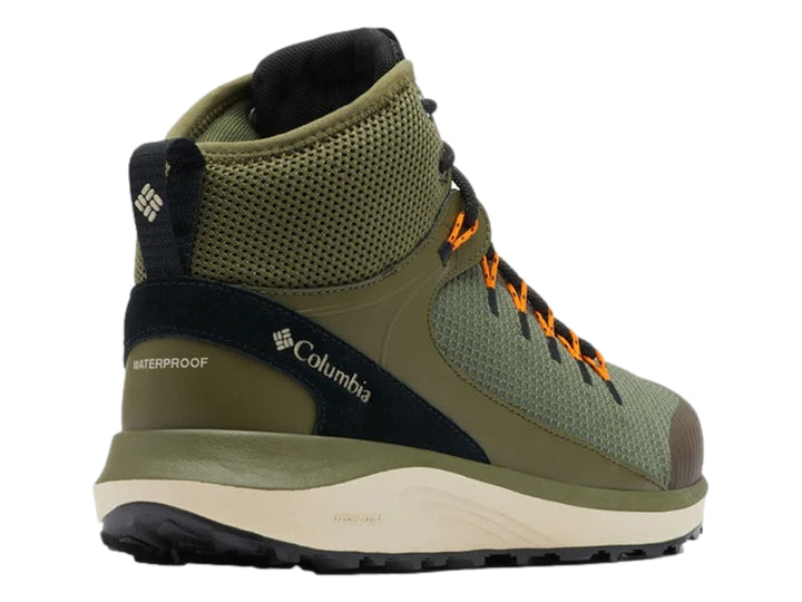 Bota de senderismo Columbia Trailstorm Mid color verde oliva con suela beige y detalles en negro.