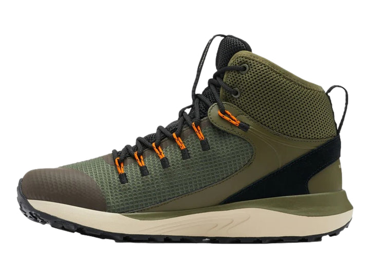 Bota de senderismo Columbia Trailstorm Mid color verde oliva con suela beige y detalles en negro.