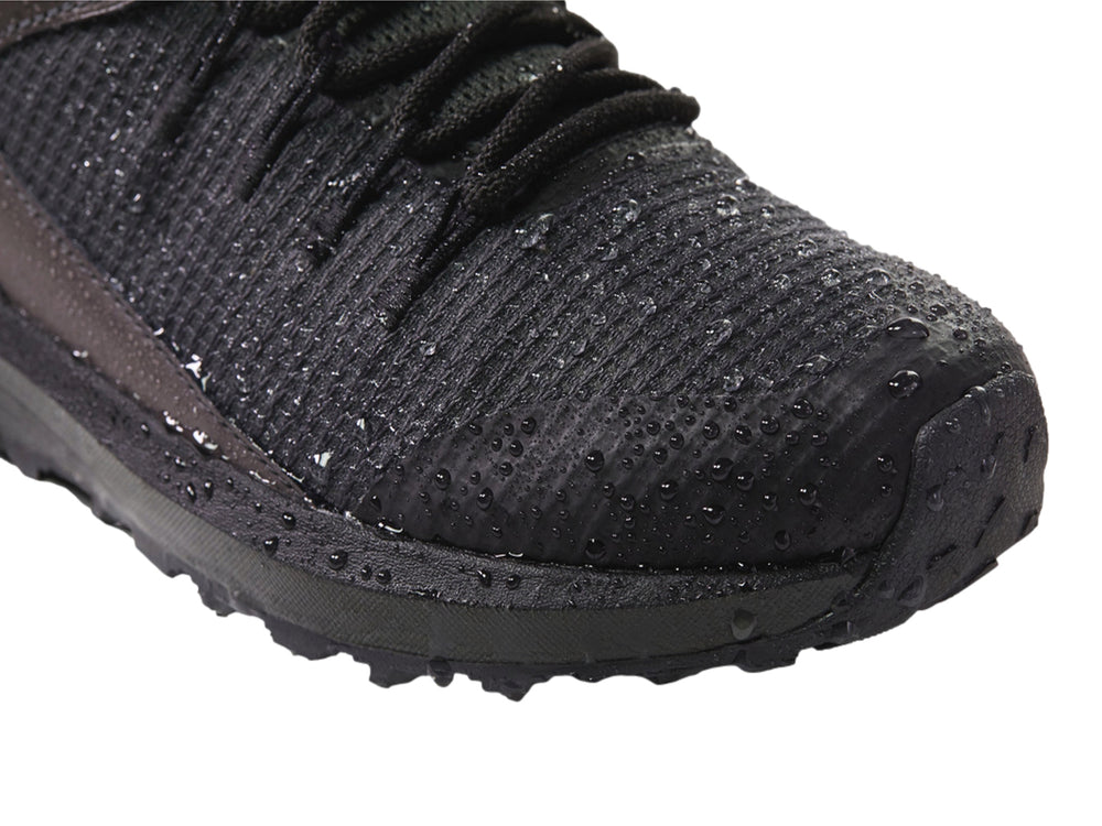 Zapato deportivo Columbia Trailstorm en color gris oscuro con detalles en negro y suela para trail.