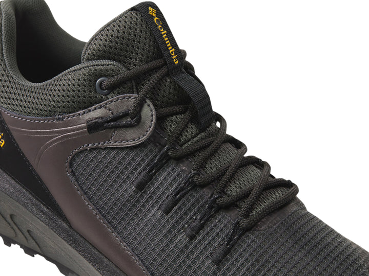 Zapato deportivo Columbia Trailstorm en color gris oscuro con detalles en negro y suela para trail.